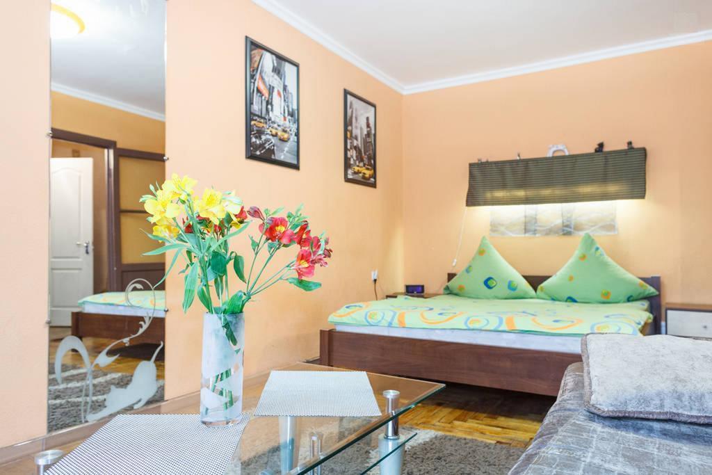 Apartment On Sobornyi Avenue 143 Near Intourist Hotel Zaporizhia エクステリア 写真