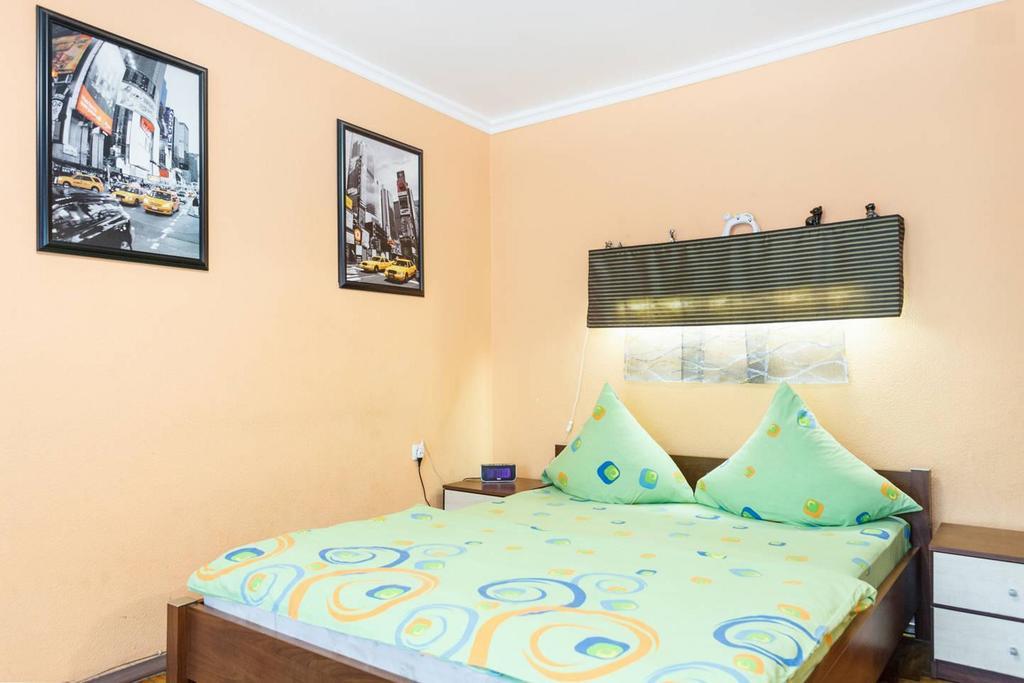 Apartment On Sobornyi Avenue 143 Near Intourist Hotel Zaporizhia エクステリア 写真